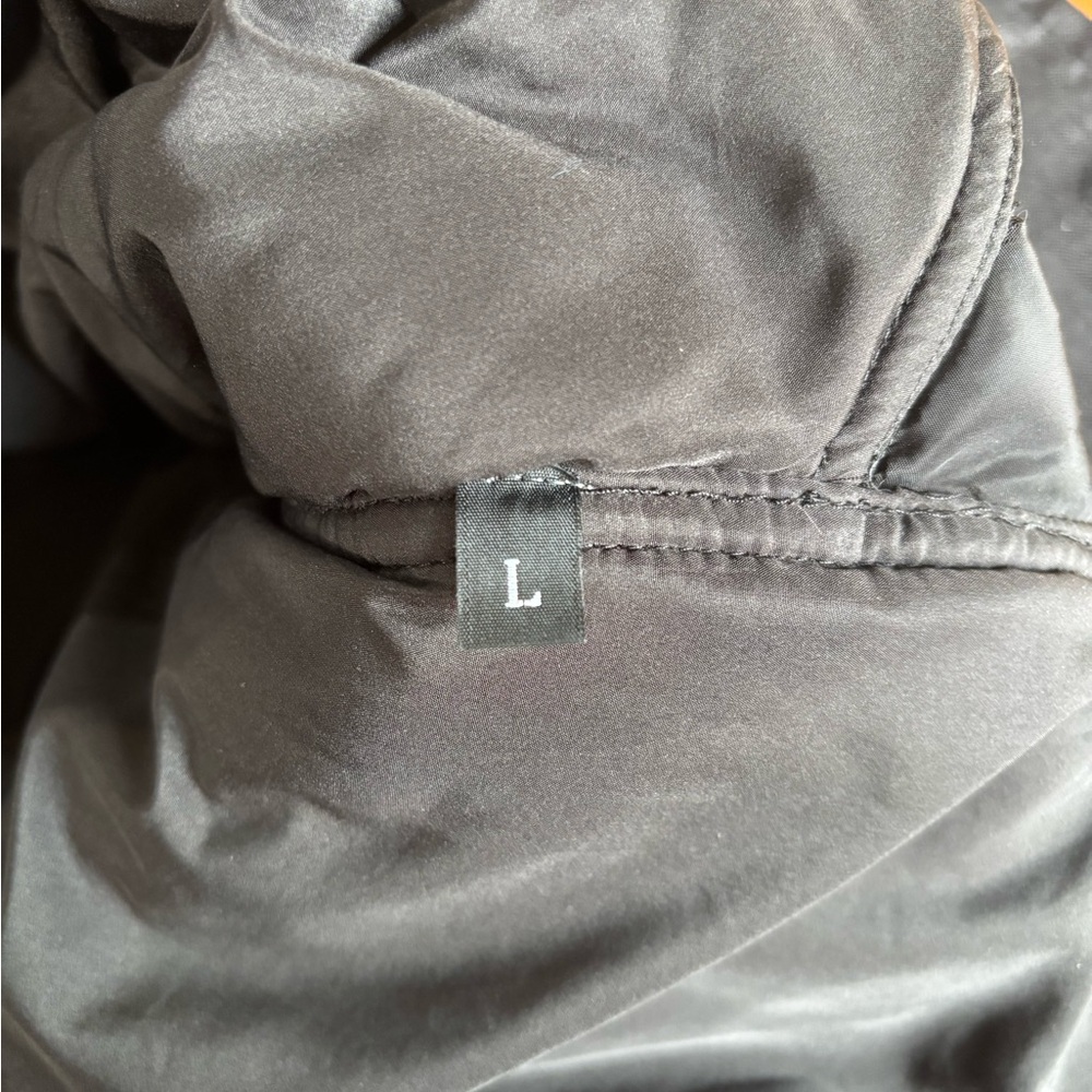 Elegant Black Puffer Vest with Gray Accents - Picture 5 of 5